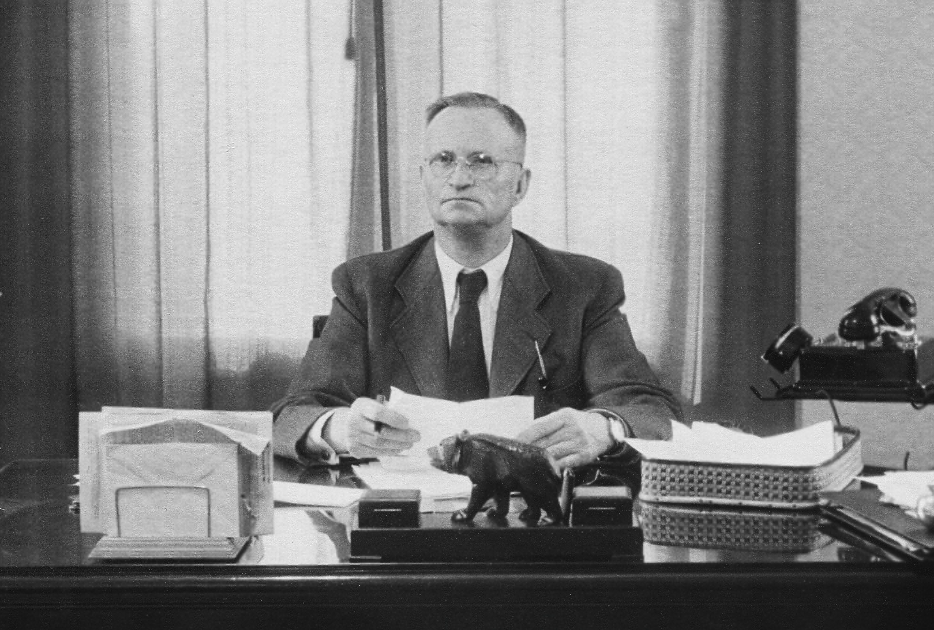 Hans Müller am Schreibtisch