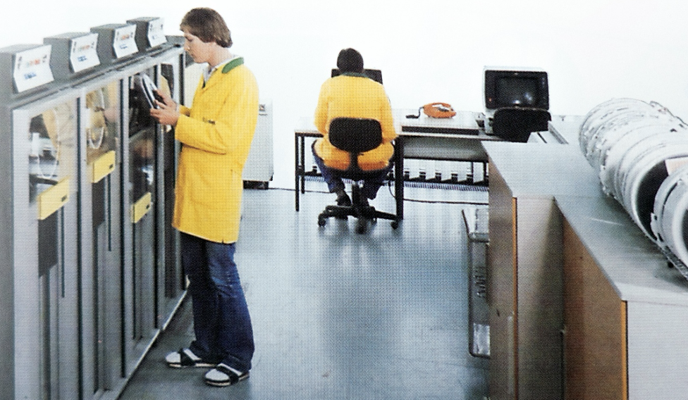 Zwei Männer im Rechenzentrum